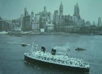 007 Die Hanseatic vor New York. Am 17. Dezember 1929 als Empress of Japan in England gebaut, kam das Schiff 1958 nach Deutschland. BRZ: 26032, Lnge 204m, Breite 25.5m, 31400 PS und 22 kn schnell. Sie war zu der Zeit das grte Passagierschiff Deutschlands. Am 7. September 1966 zerstrte ein Feuer die Hanseatic. 









