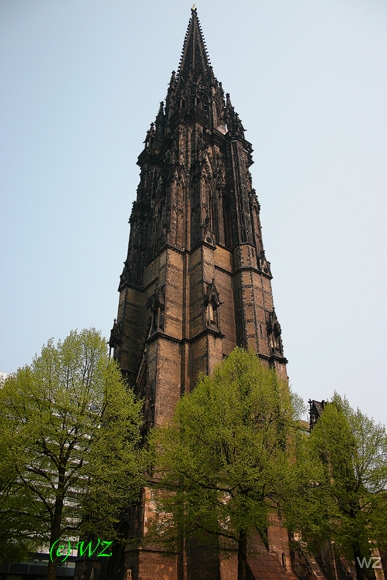 Hamburg-Hafengeburstag03 Mahnmal St. Nikolai. Der heute noch sichtbare 147 Meter hohe Kirchturm ist der dritthchste im Bundesgebiet.