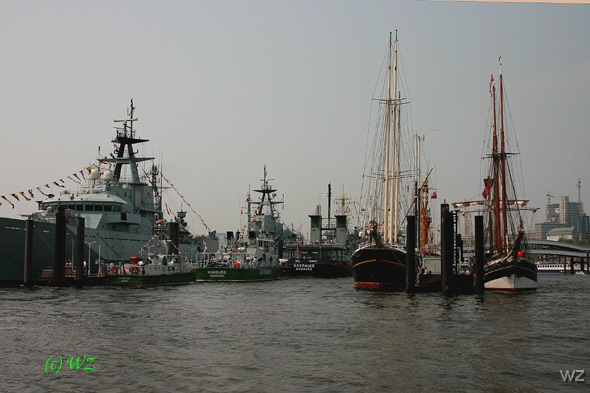 Hamburg-Hafengeburstag10 Geboten wurde ein buntes Programm. Ein- und Auslaufparade von Groseglern, Traditionsschiffen und Sportbooten 
Schlepperballett.


