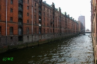 Hamburg-Hafengeburstag04 Die Speicherstadt. Mit dem Bau der Speicherstadt wurde 1888 begonnen. Im Laufe von mehreren Jahrzehnten wuchs die Speicherstadt auf ca. 500 000 m Speicher- und Kontorflche an und ist heute der grte zusammenhngende Speicherkomplex der Welt.