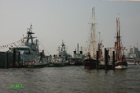 Hamburg-Hafengeburstag10 Geboten wurde ein buntes Programm. Ein- und Auslaufparade von Groseglern, Traditionsschiffen und Sportbooten 
Schlepperballett.


