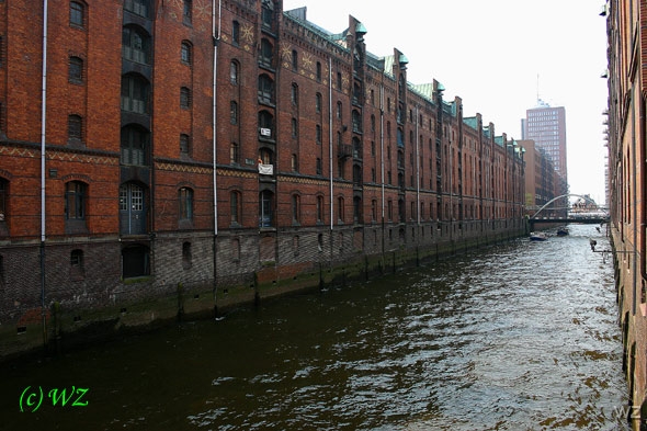 Hamburg-Hafengeburstag04 Die Speicherstadt. Mit dem Bau der Speicherstadt wurde 1888 begonnen. Im Laufe von mehreren Jahrzehnten wuchs die Speicherstadt auf ca. 500 000 m² Speicher- und Kontorfläche an und ist heute der größte zusammenhängende Speicherkomplex der Welt.